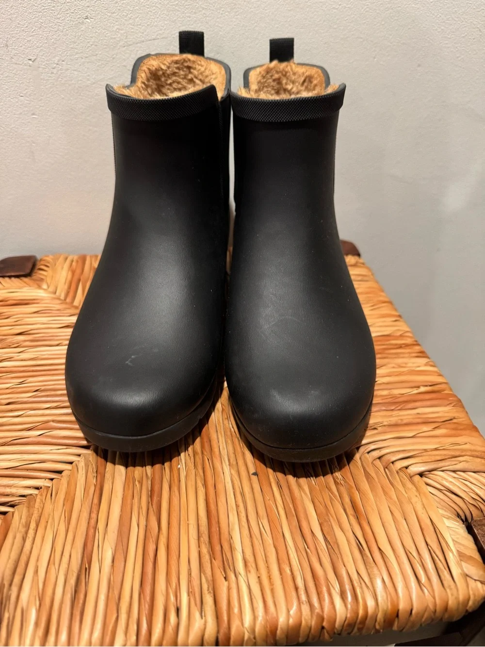 chooka Black Short Waterproof Rain Boots with Faux-Fur Lining size 8